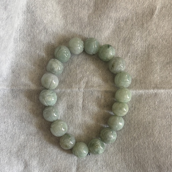 Elegant Green Jade Bracelet - Picture 4 of 5